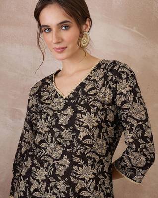 Women Floral Printed Regular Pure Cotton Kurta with Trousers 1