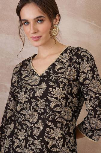 Women Floral Printed Regular  Cotton Kurta with Trousers
