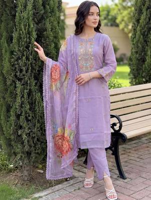 Women Floral Embroidered Thread Work Kurta With Trousers & Dupatta 1