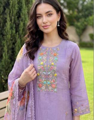 Women Floral Embroidered Thread Work Kurta With Trousers & Dupatta 2