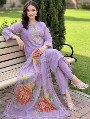 Women Floral Embroidered Thread Work Kurta With Trousers & Dupatta 5