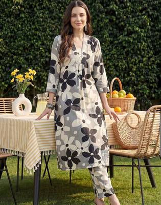 Women Floral Printed Regular Kurta with Trousers 1