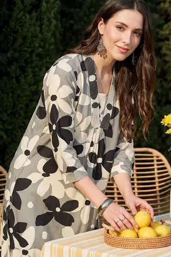 Women Floral Printed Regular Kurta with Trousers