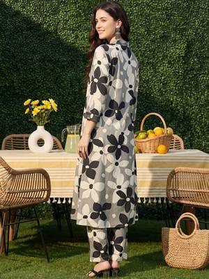 Women Floral Printed Regular Kurta with Trousers 4