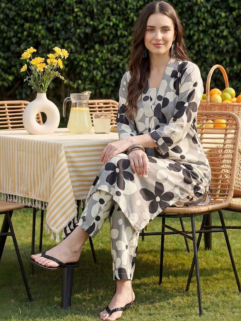 Women Floral Printed Regular Kurta with Trousers