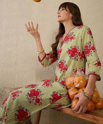 Floral Printed Regular Kurta with Trousers 7
