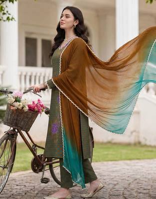 Women Printed Regular Pure Cotton Kurta with Trousers & With Dupatta 2