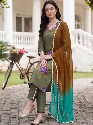 Women Printed Regular Pure Cotton Kurta with Trousers & With Dupatta 4