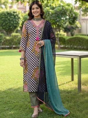 Women Printed Regular Pure Cotton Kurta with Trousers & With Dupatta 4