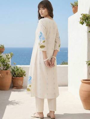 Women Floral Printed Pleated Pure Cotton Kurta with Trousers 4