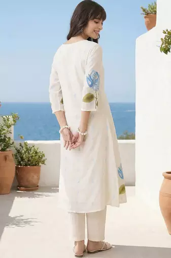 Women Floral Printed Pleated Pure Cotton Kurta with Trousers