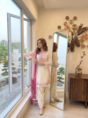 Off-white & pink embroidered kurti with farshi pant and dupatta set 3