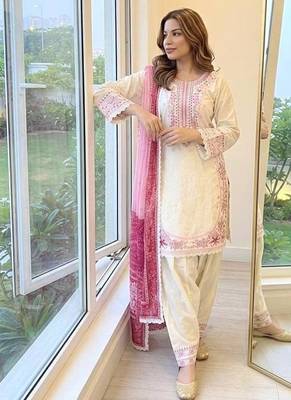 Off-white & pink embroidered kurti with farshi pant and dupatta set 3
