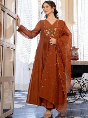 Women floral embroidered panelled kurta with trousers & with dupatta 4