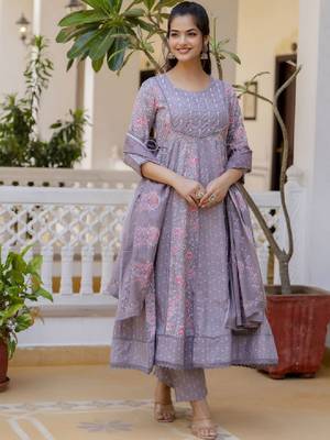 Women floral yoke design panelled aari work pure cotton kurta with trousers & with dupatta 3