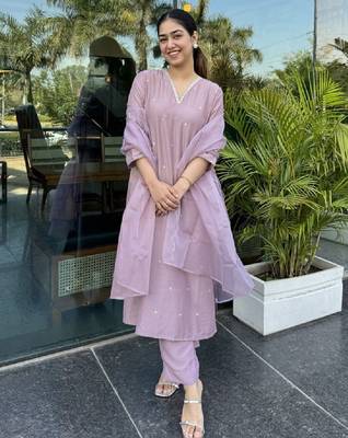 Women's lavender silk blend embellished kurta with pant and dupatta 1