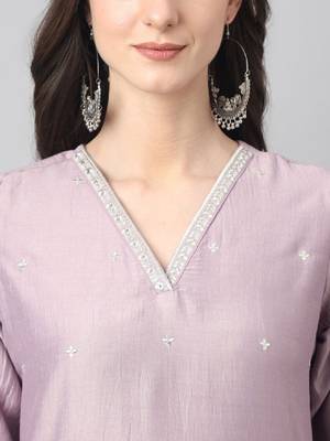 Women's lavender silk blend embellished kurta with pant and dupatta 2