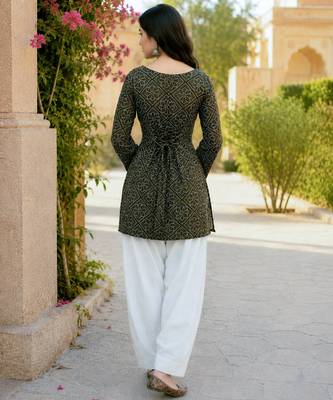 Green bandhej print cotton top with bottom set 4