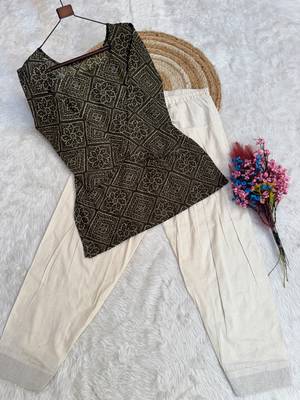 Green bandhej print cotton top with bottom set 5