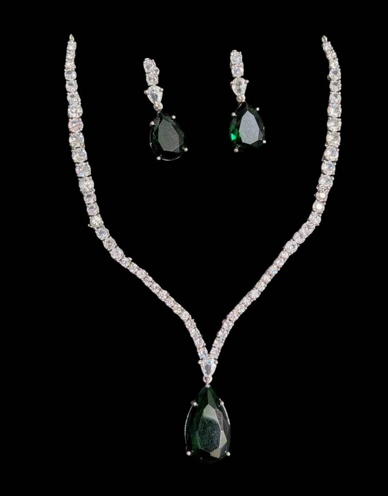 Green rhodium-plated agate stone necklace set with earrings