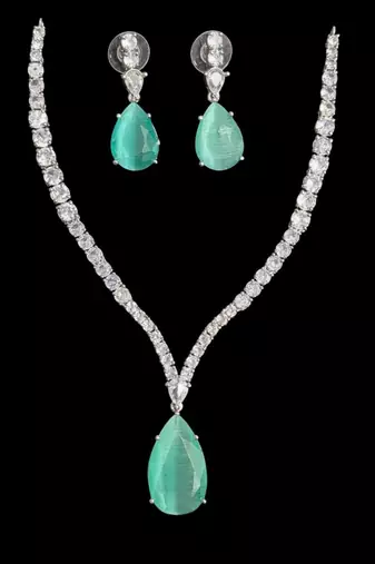 Pista green rhodium-plated agate stone necklace set with earrings