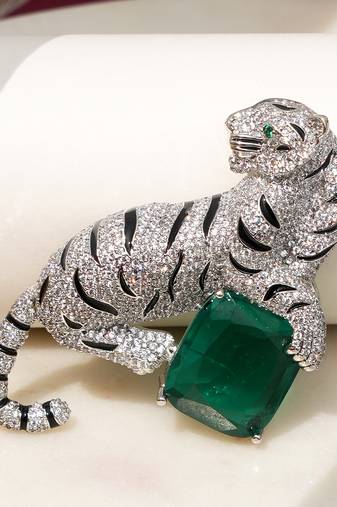 Silver plated green stone crouching tiger brooch