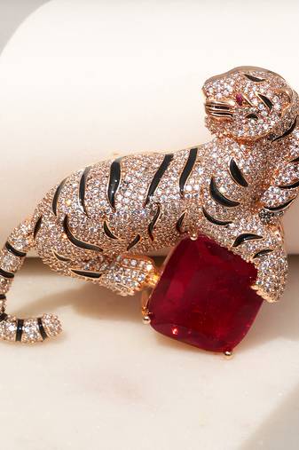 Gold plated red stone crouching tiger brooch
