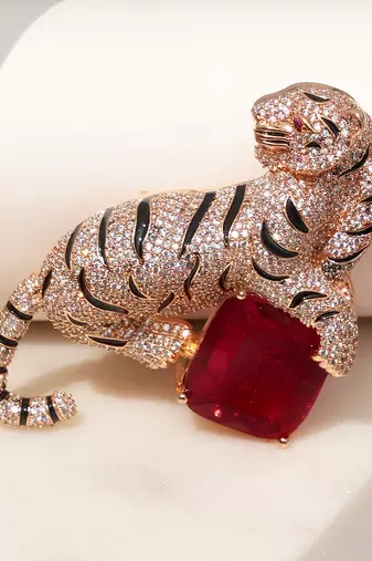 Gold plated red stone crouching tiger brooch