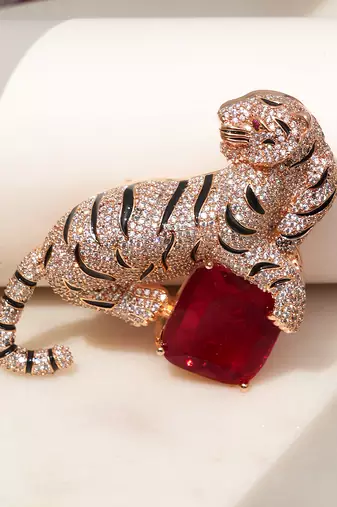 Gold plated red stone crouching tiger brooch