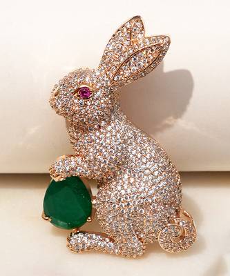 Gold plated emerald green stone rabbit motif brooch 1