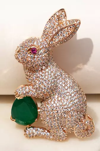 Gold plated emerald green stone rabbit motif brooch