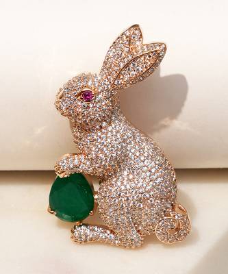 Gold plated emerald green stone rabbit motif brooch 2