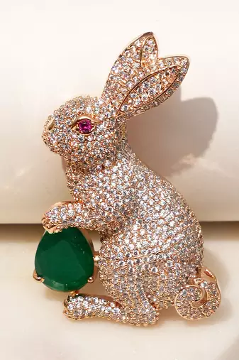 Gold plated emerald green stone rabbit motif brooch