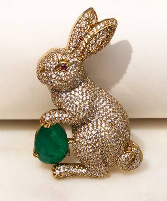 Gold plated emerald green stone rabbit motif brooch 1