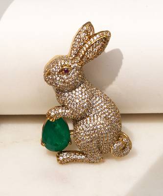 Gold plated emerald green stone rabbit motif brooch 2
