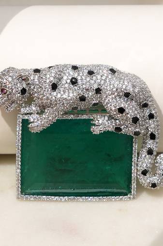 Silver plated green stone crouching leopard brooch