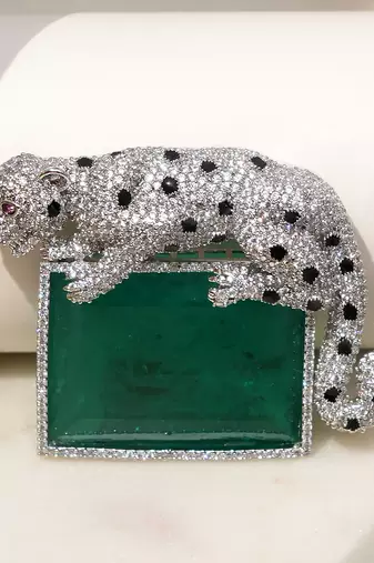 Silver plated green stone crouching leopard brooch
