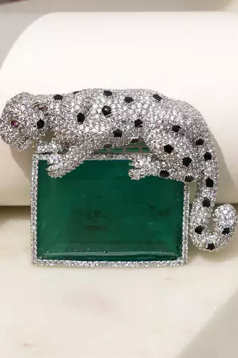 Silver plated green stone crouching leopard brooch