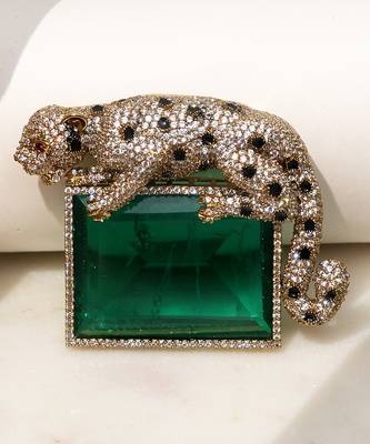 Gold plated emerald green stone crouching leopard brooch 1