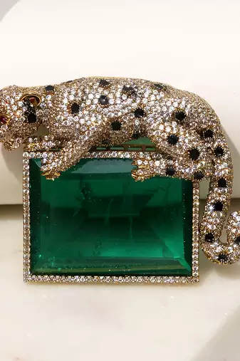 Gold plated emerald green stone crouching leopard brooch