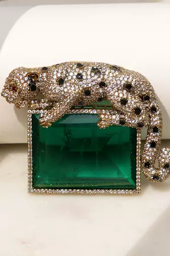Gold plated emerald green stone crouching leopard brooch