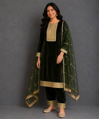 Bottle green embroidered velvet kurta set 4