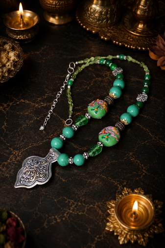 Traditional two tone beaded pendant necklace