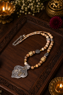 Elegant heritage two tone beaded necklace 1