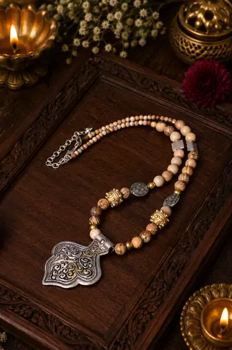 Elegant heritage two tone beaded necklace