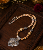Elegant heritage two tone beaded necklace