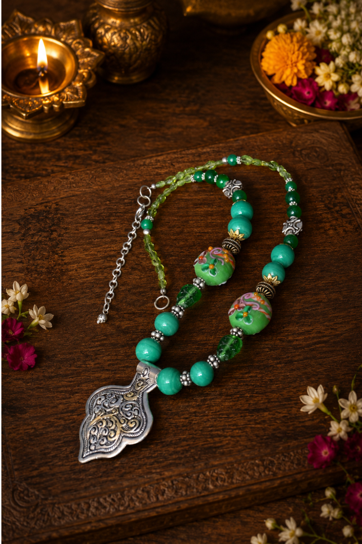 Traditional two tone beaded pendant necklace