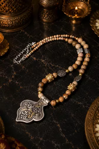 Elegant heritage two tone beaded necklace