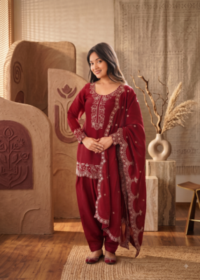 Red silk BLEND  embroidered kurta set with farshi pant suit 2