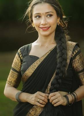 Women’s Black Saree with Golden Woven Border and Matching Blouse Piece 5